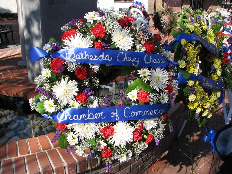 IMG_0059.JPG - Bethesda-Chevy Chase Chamber of Commerce wreath … a mass of color tastefully displayed.