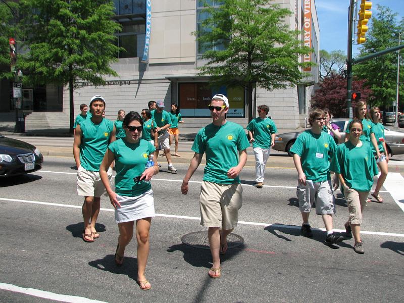IMG_2496.JPG - At noon of Saturday, some two or three hundred Clubbers did the ‘Fundraiser Walk’ around the Virginia State Capitol building then had a lunch in the park   Lots of green DCON shirts out there.