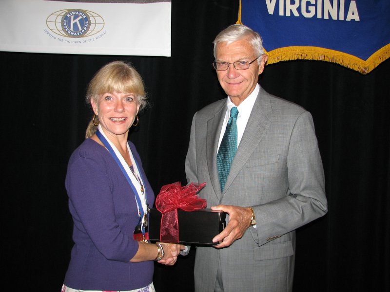 097.JPG - Convention Vice-Chair Carla Morin thanks luncheon speaker W. Taylor Reveley.